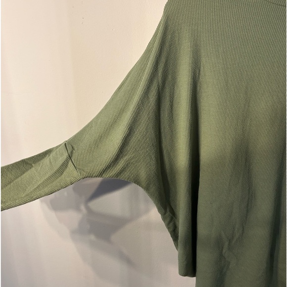 Buckle Black Green Keyhole Back Sweater Size Medium. Excellent Condition! - Picture 6 of 9